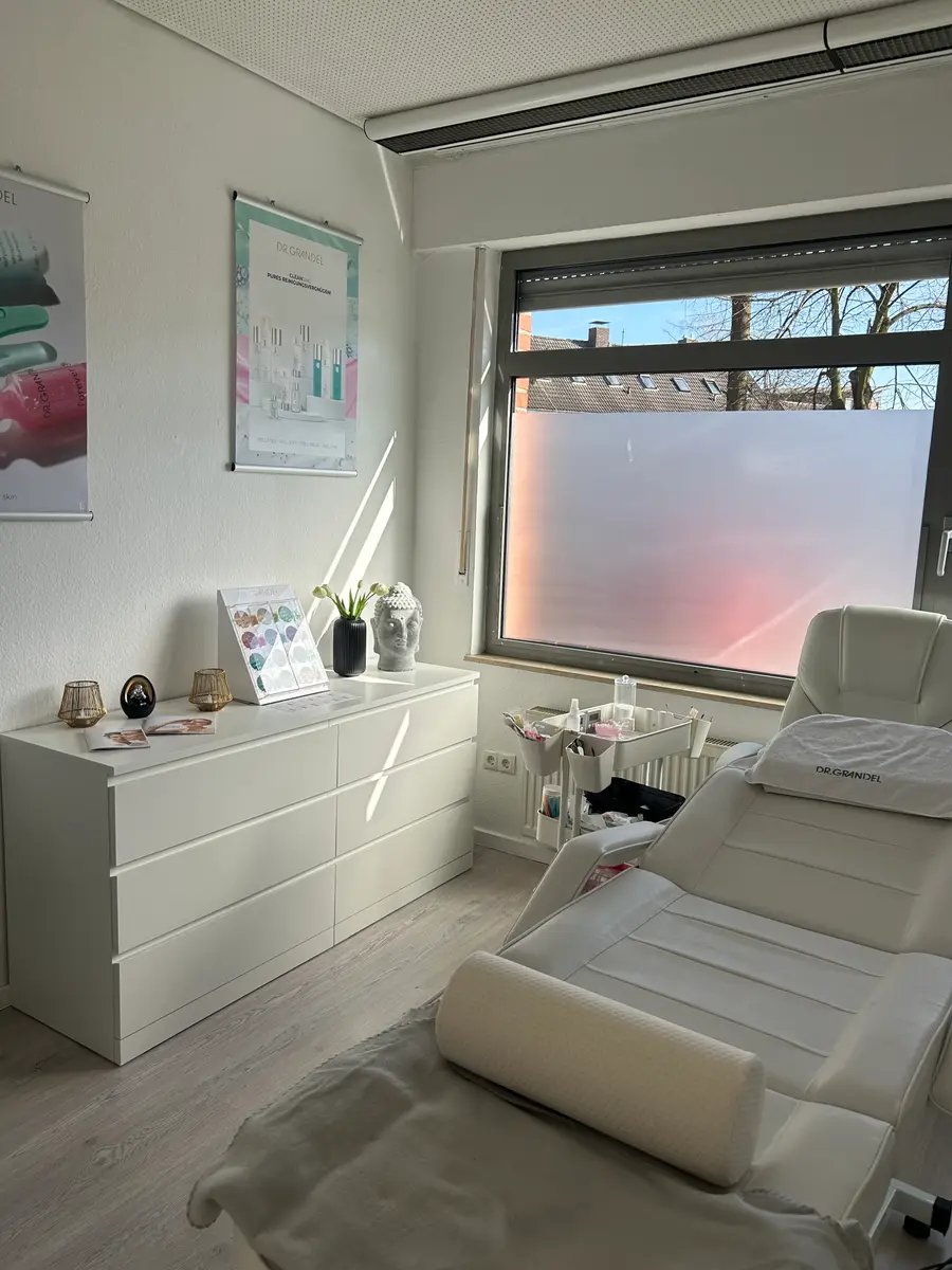 Behandlungsraum mit Kosmetikliege bei Kosmetik by Nel