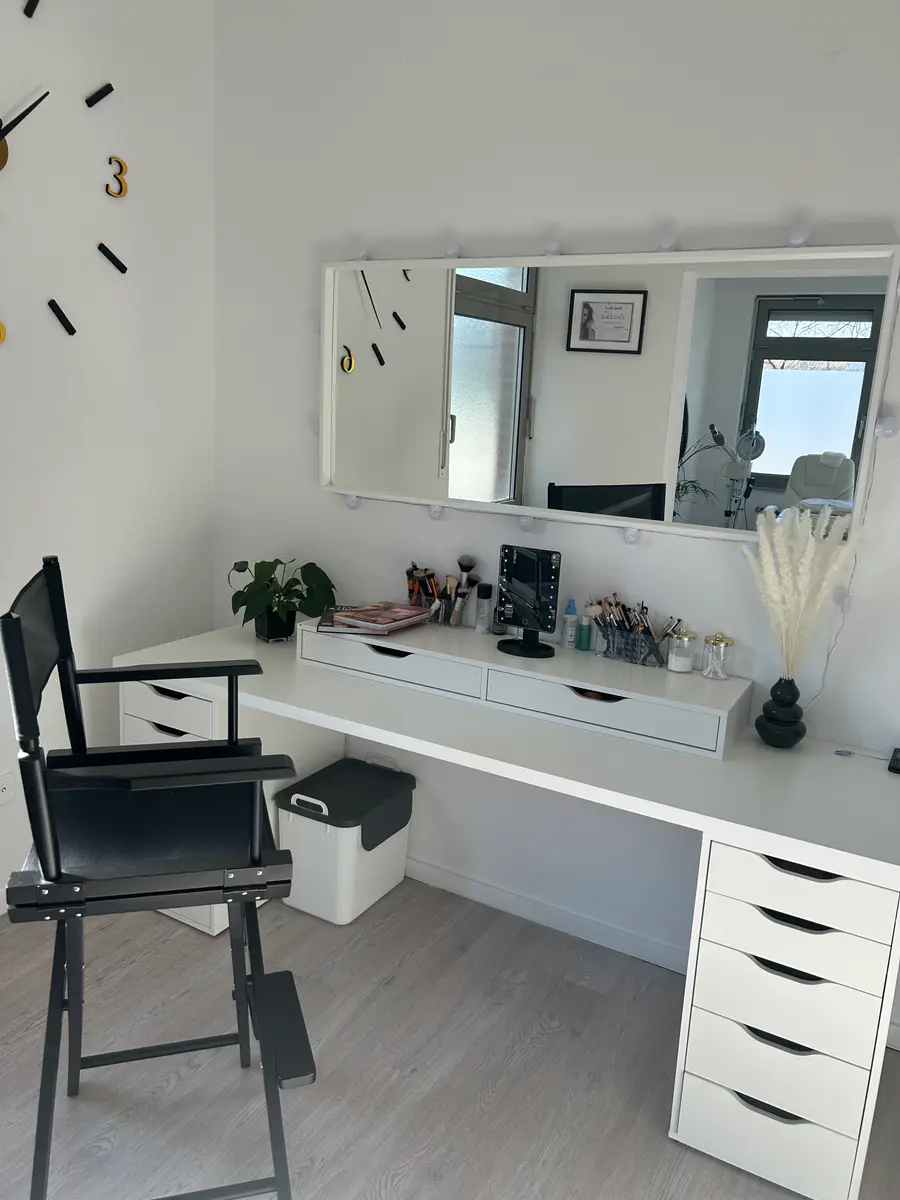 Make-up-Platz mit beleuchtetem Spiegel